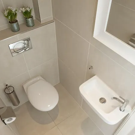 Second Floor דירה